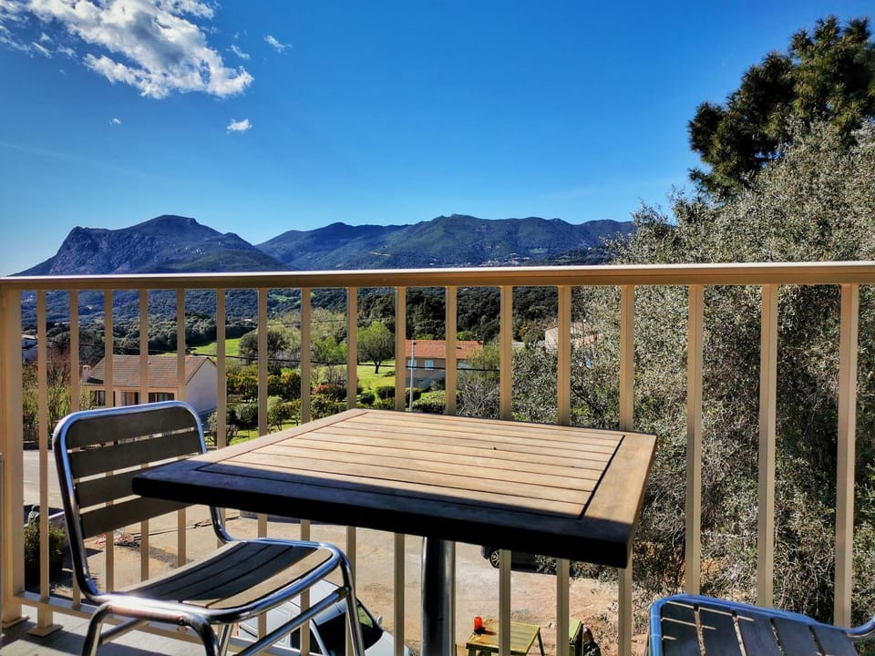 Balcony/Terrace, Mountain view