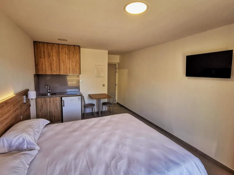 Bed, Kitchen or kitchenette, Photo of the whole room, Bedroom