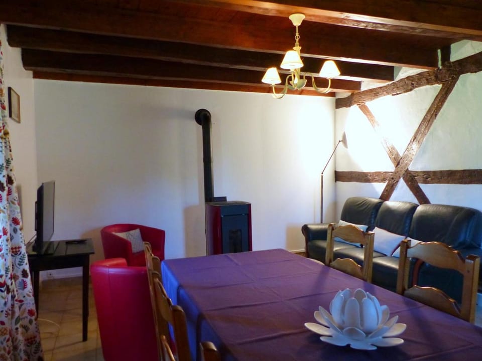 Maison authentique de Sologne avec piscine partagée, jardin et 3 chambres - FR-1-489-12 House in Auvergne-Rhône-Alpes