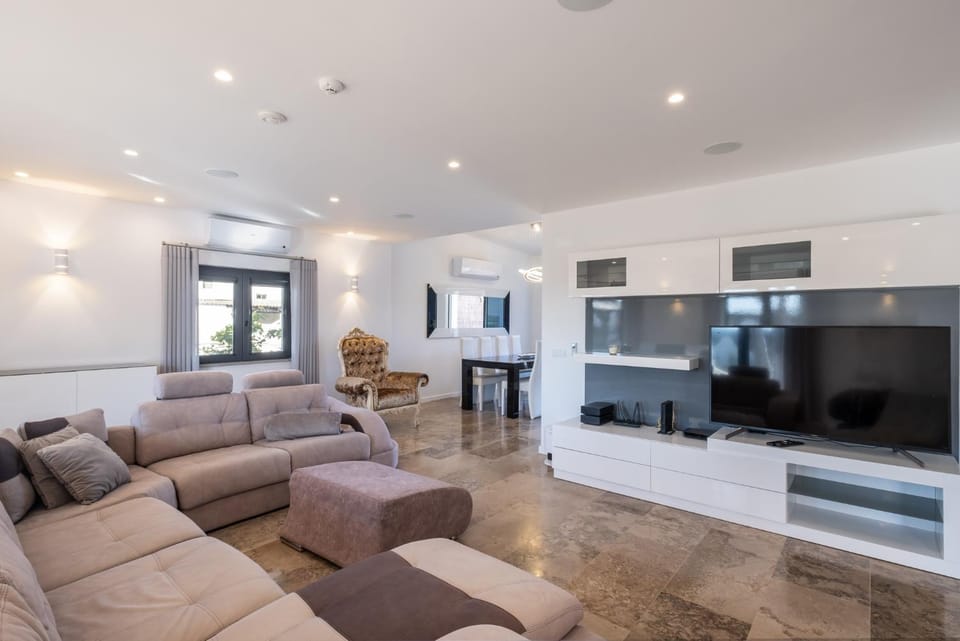 Communal lounge/ TV room, TV and multimedia, Living room, Seating area