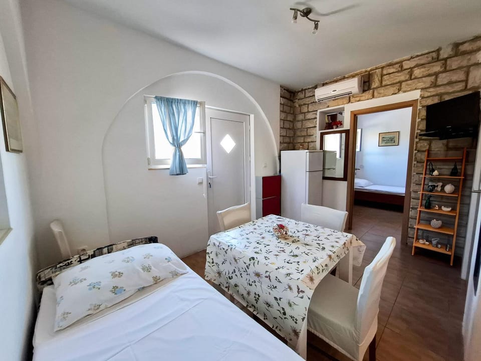Bed, TV and multimedia, Dining area, air conditioner