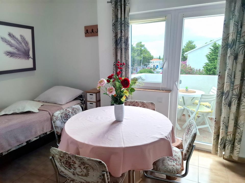 Bed, Living room, Seating area, Dining area