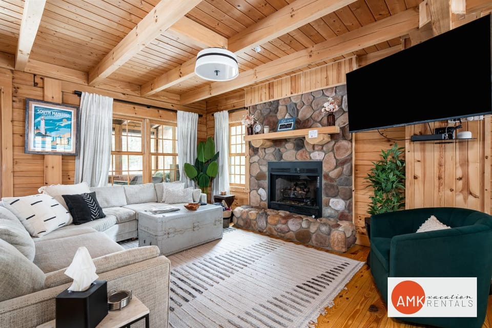 Wonderful Log Cabin near private beach and lake access Cabin in Michigan