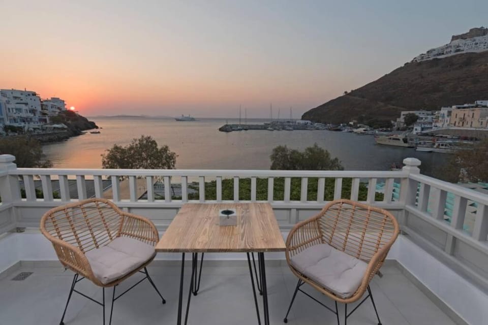 Natural landscape, View (from property/room), Balcony/Terrace, Balcony/Terrace, Seating area, Landmark view, Sea view, Sunset