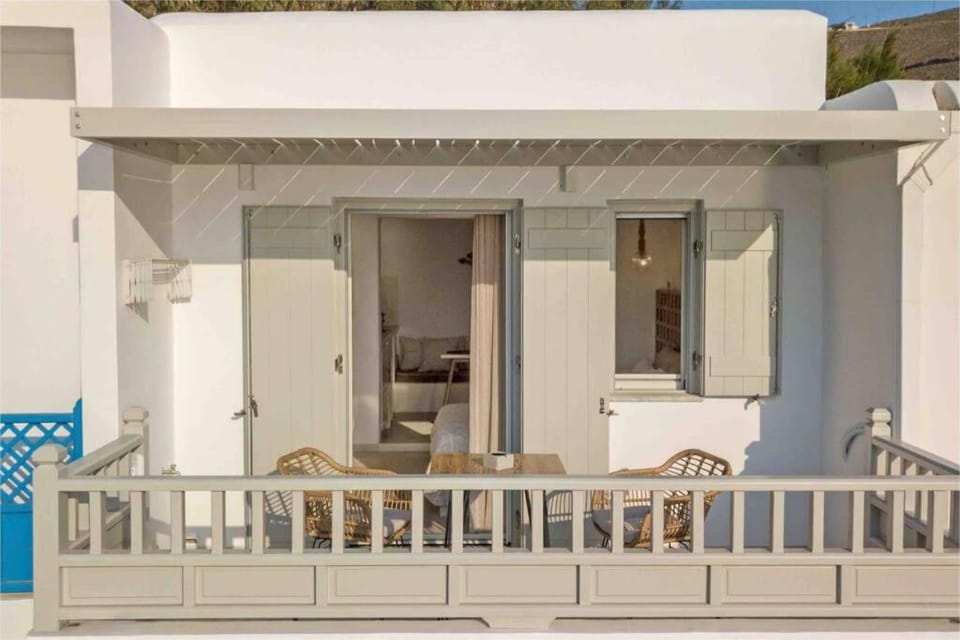 Property building, Day, Balcony/Terrace, Balcony/Terrace, Seating area