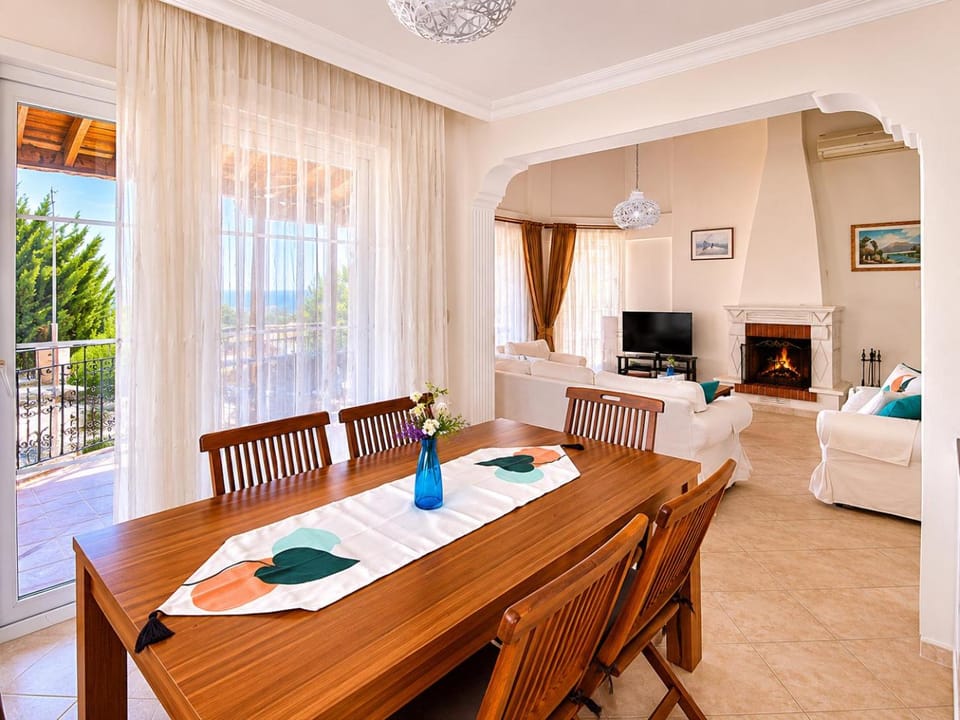 Communal lounge/ TV room, TV and multimedia, Photo of the whole room, Seating area, Dining area, Evening entertainment