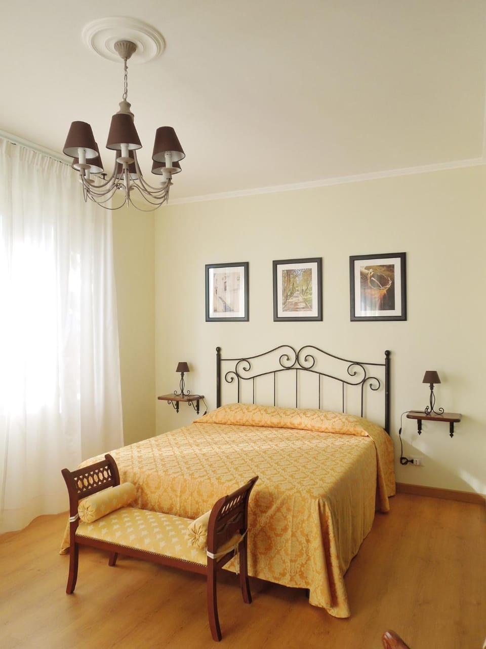 Day, Photo of the whole room