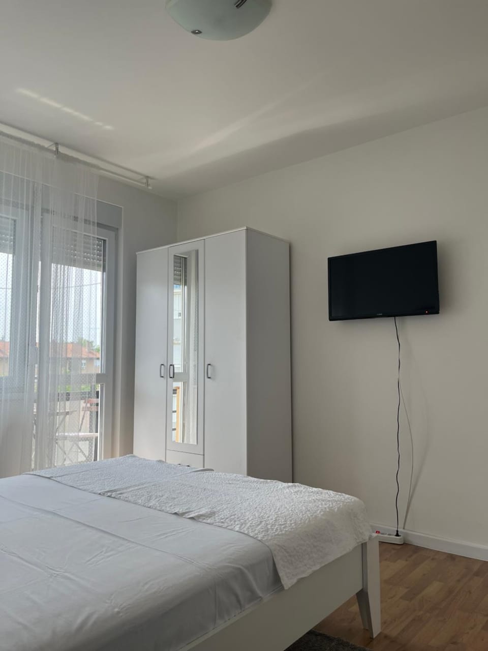 Bed, TV and multimedia, Bedroom