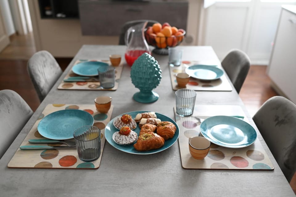 Living room, Food and drinks, Dining area, Food, Breakfast, Continental breakfast, Lunch, Dinner