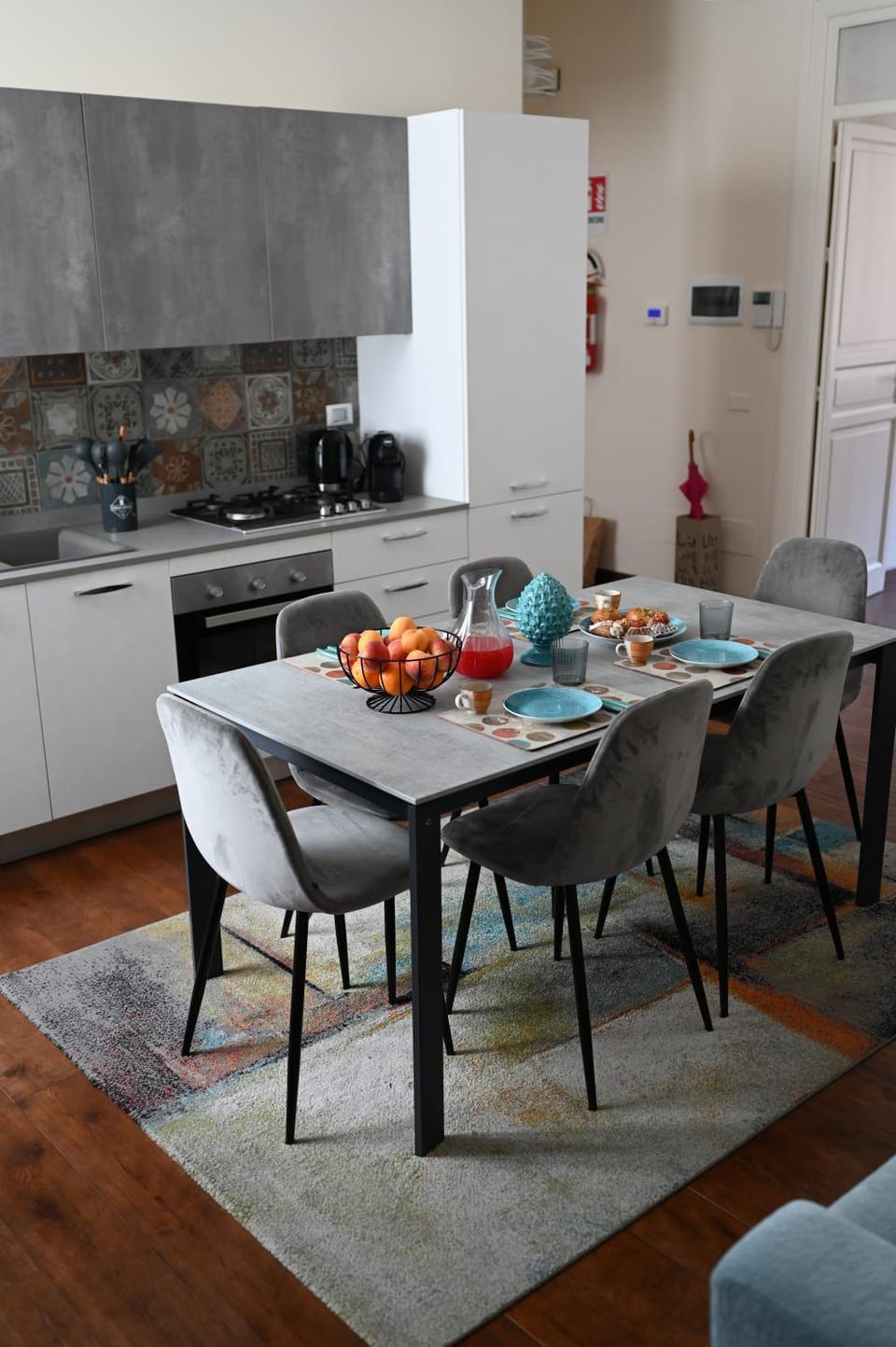 Kitchen or kitchenette, Food and drinks, Dining area, Food, stove