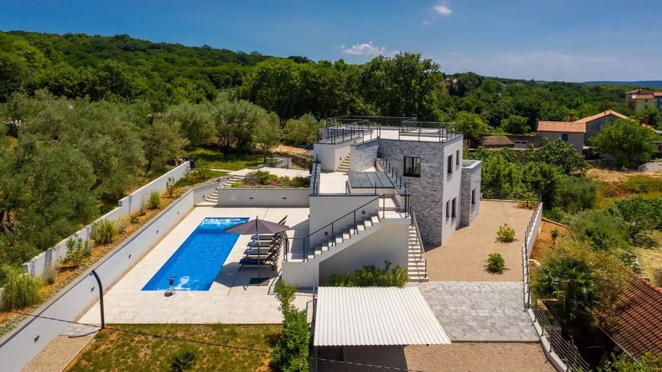 Property building, Bird's eye view, Swimming pool