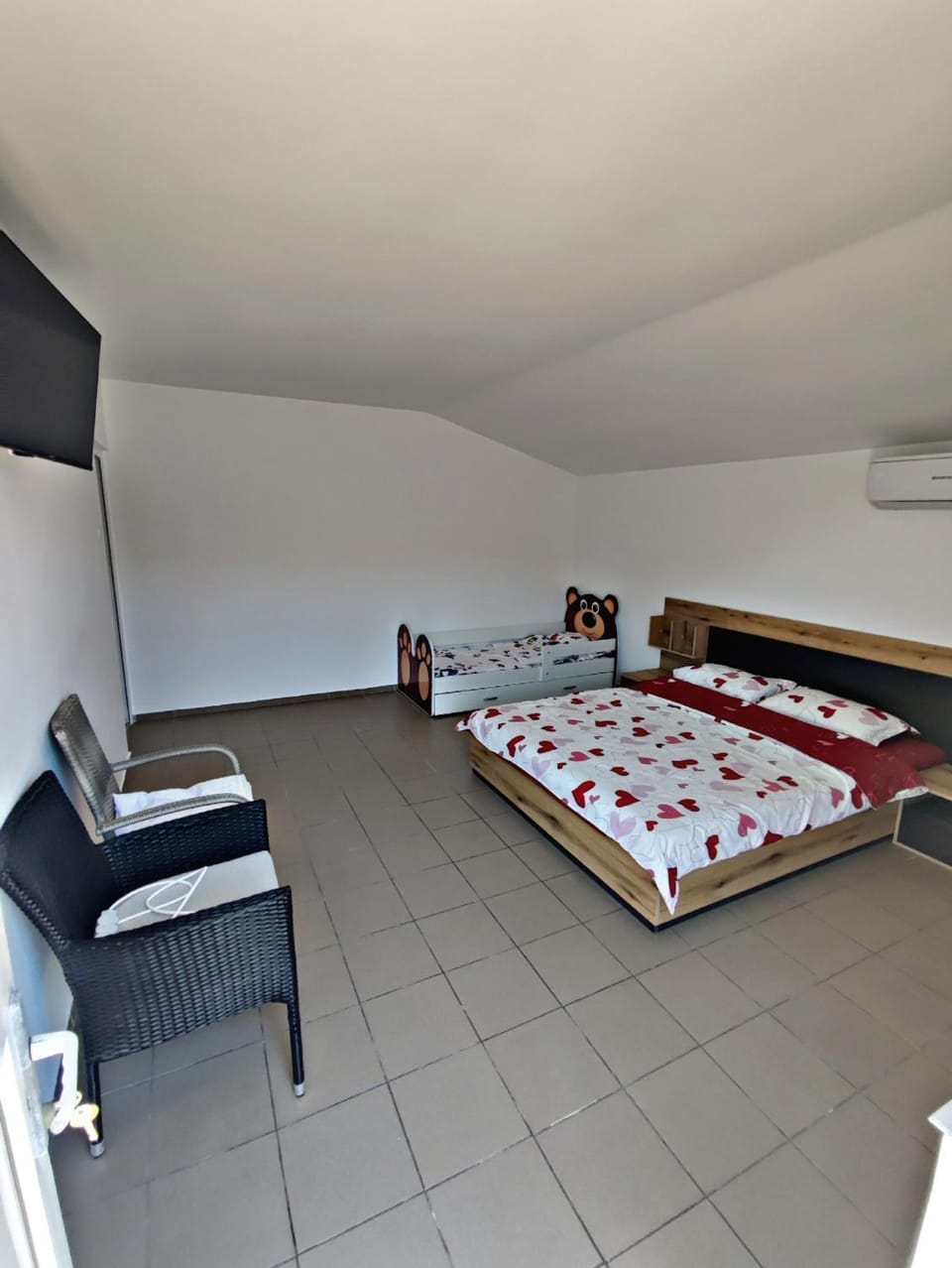 Bed, TV and multimedia, Photo of the whole room, Bedroom, air conditioner
