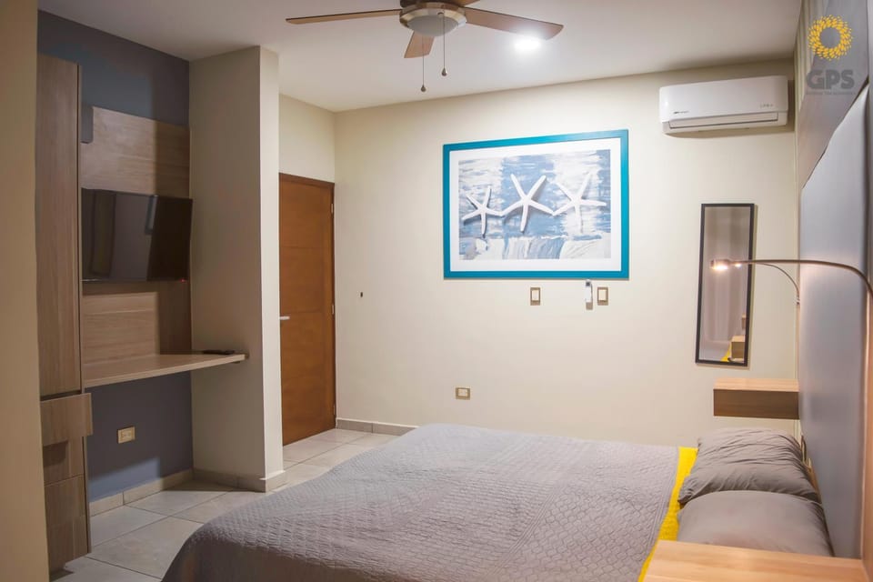 Bed, TV and multimedia, Photo of the whole room, Bedroom, fireplace, wardrobe, air conditioner