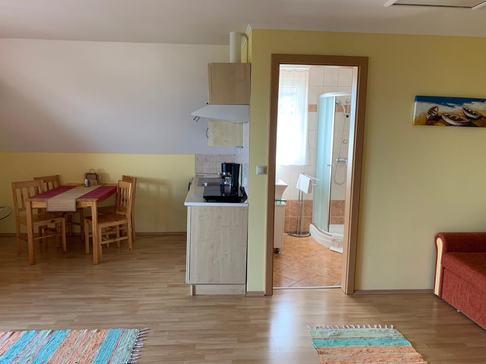 Kitchen or kitchenette, Dining area