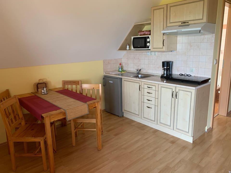Coffee/tea facilities, Kitchen or kitchenette, Dining area