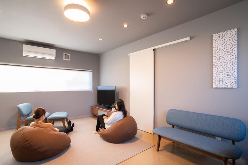 TV and multimedia, Living room, Seating area, air conditioner