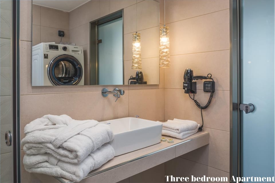 Bathroom, Photo of the whole room, towels, washing machine, dryer