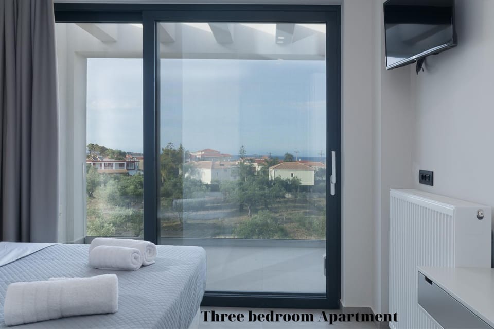 Bed, TV and multimedia, View (from property/room), Balcony/Terrace, Photo of the whole room, Bedroom, Bedroom, towels