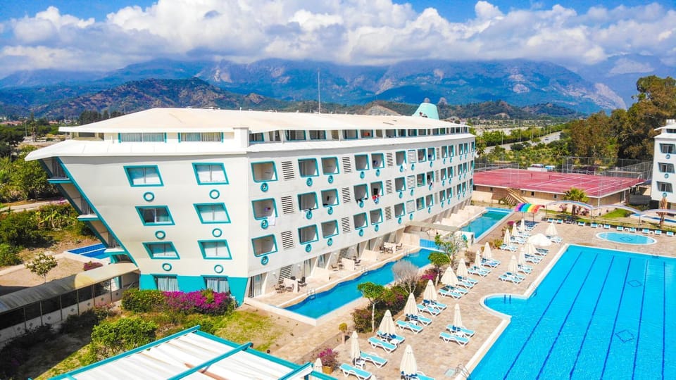 Property building, Natural landscape, Bird's eye view, Mountain view, Pool view, Swimming pool