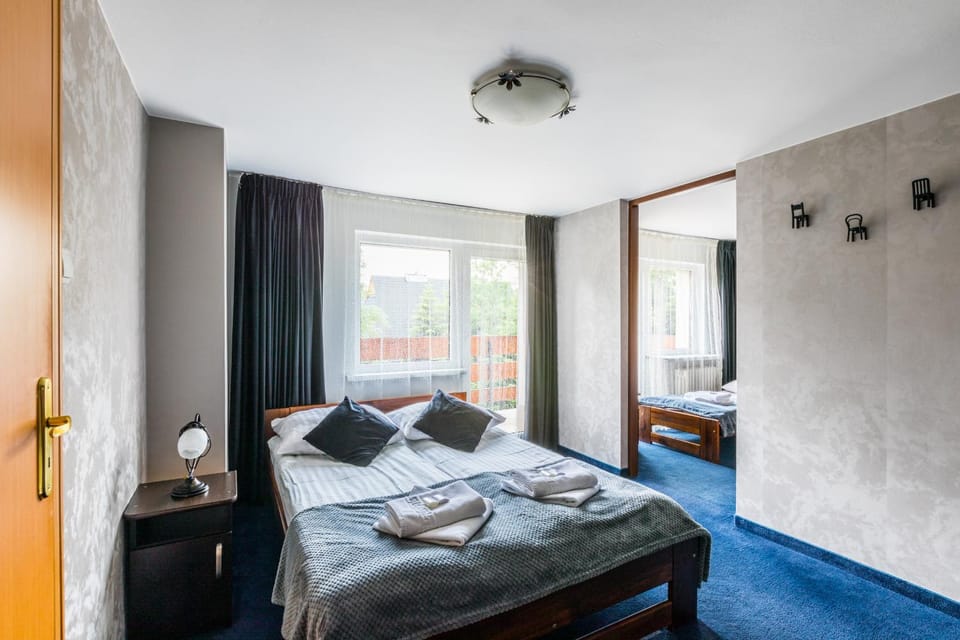 Bed, Seating area, towels