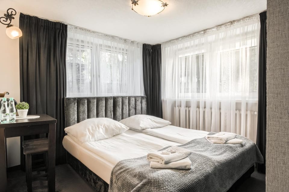 Bed, Bedroom, towels