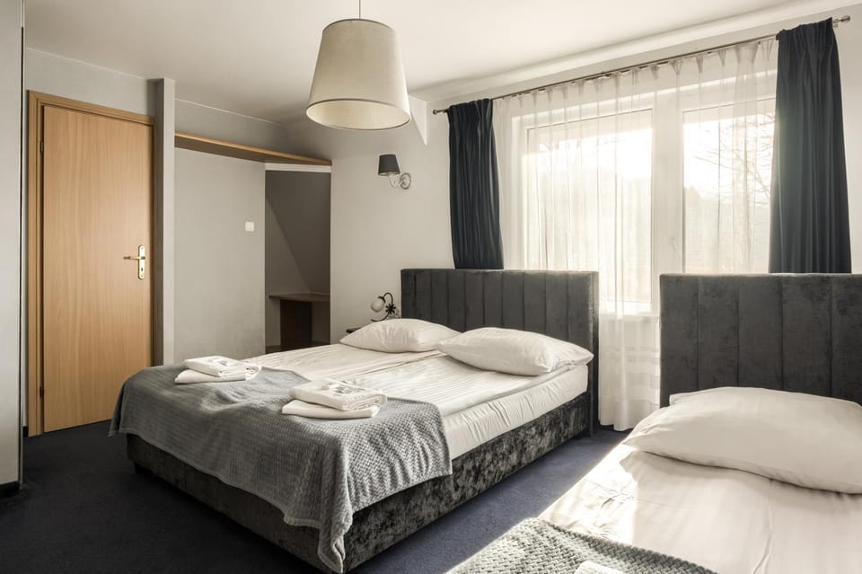 Photo of the whole room, Bedroom, wardrobe