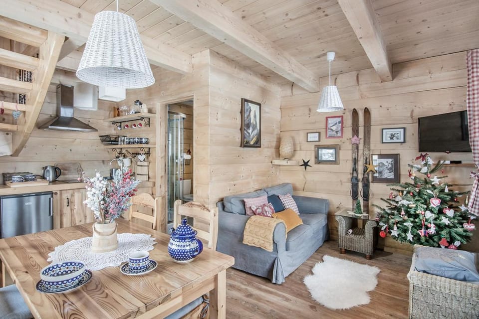 TV and multimedia, Kitchen or kitchenette, Living room, Seating area, Dining area