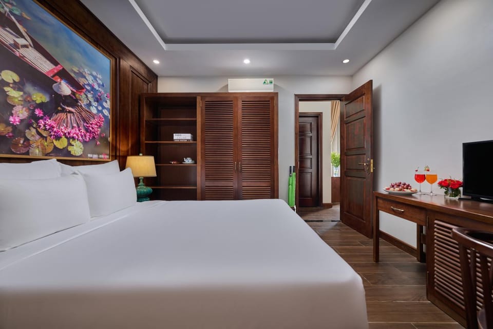 Bed, TV and multimedia, Bedroom, wardrobe