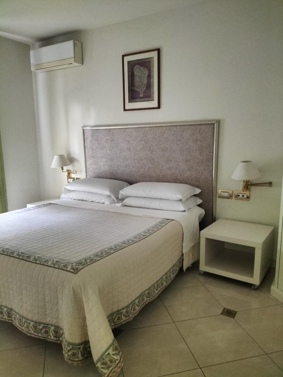 Bed, Photo of the whole room, Bedroom, air conditioner
