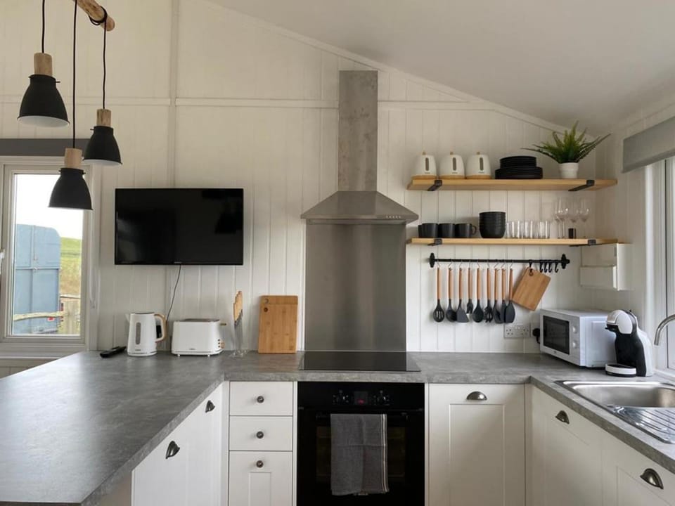 Coffee/tea facilities, Kitchen or kitchenette, stove
