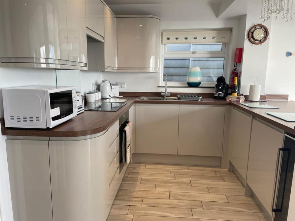 Coffee/tea facilities, Kitchen or kitchenette, dishwasher, oven, stove, toaster