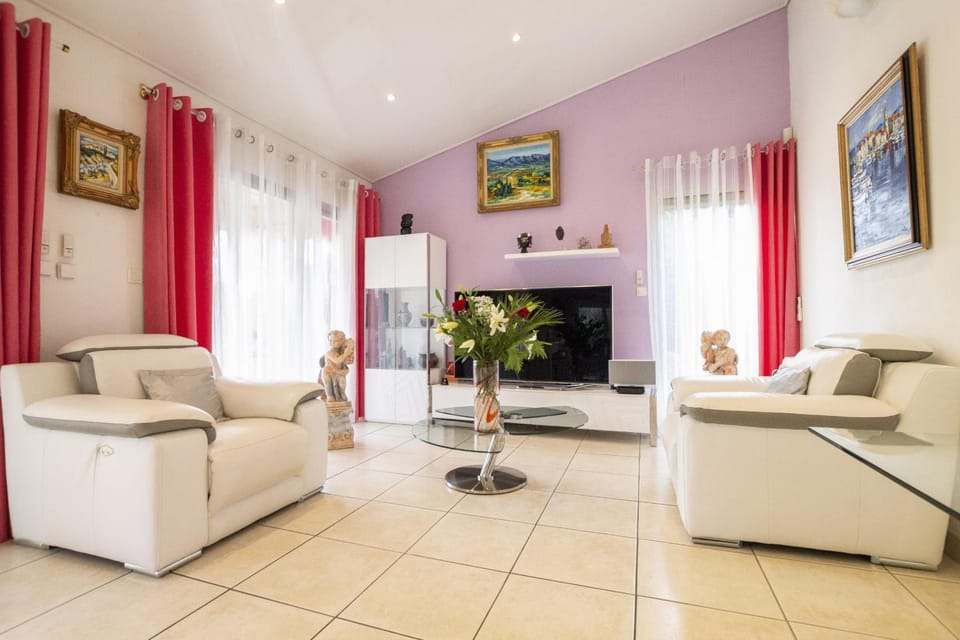 Communal lounge/ TV room, Living room