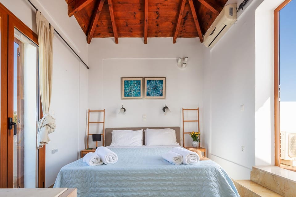 Photo of the whole room, Bedroom, towels