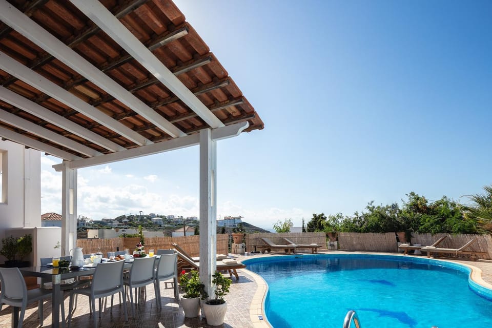 View (from property/room), Dining area, Pool view