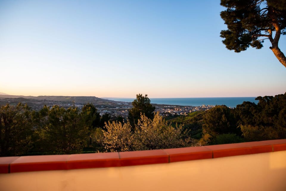 View (from property/room), Balcony/Terrace, Photo of the whole room, City view, Garden view, Mountain view, Pool view, Sea view
