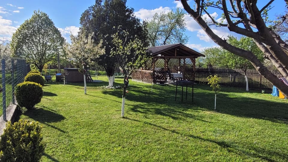 Spring, Day, Natural landscape, BBQ facilities, Garden