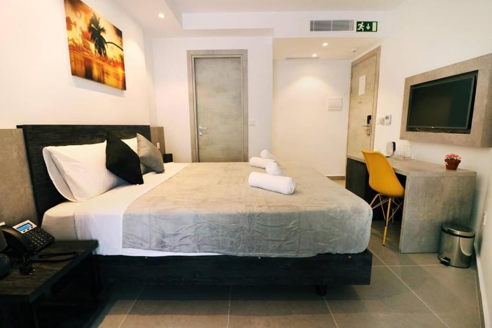 Bed, TV and multimedia, Photo of the whole room, Bedroom