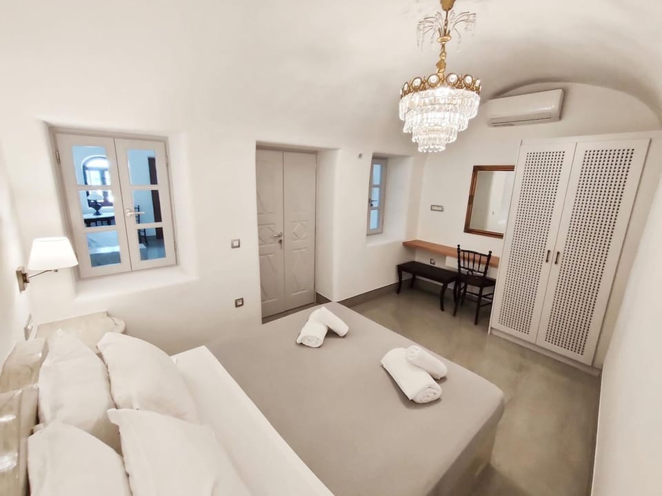 Dreamer's secret villa House in Santorini