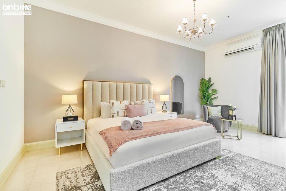 Bed, Photo of the whole room, Seating area, Bedroom, air conditioner