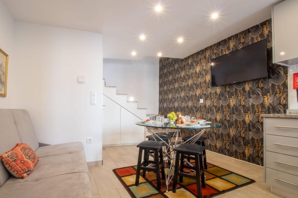 Alto da Lapa House w Parking by LovelyStay Villa in Porto