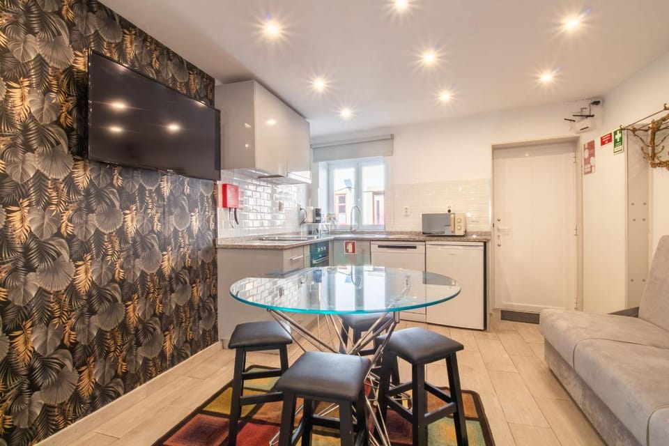 Alto da Lapa House w Parking by LovelyStay Villa in Porto