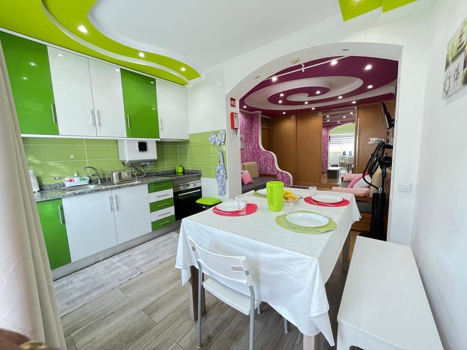 Kitchen or kitchenette, Dining area, Communal kitchen