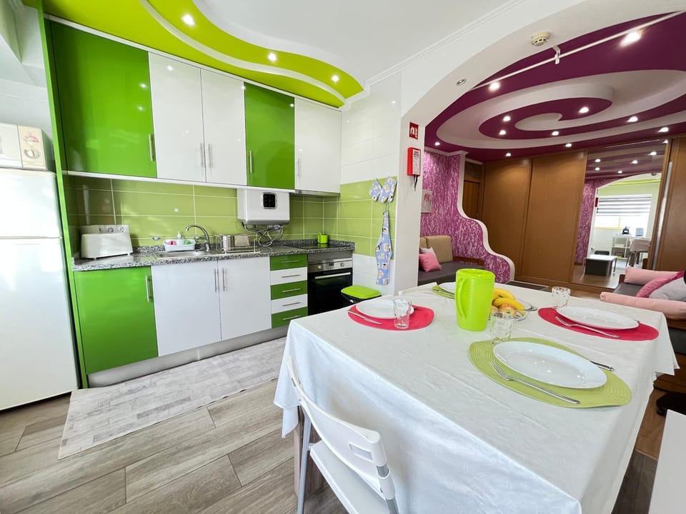 Kitchen or kitchenette, Dining area, Communal kitchen