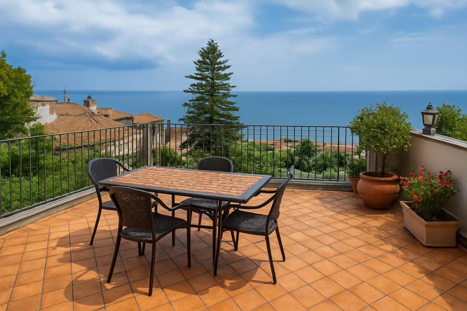 View (from property/room), Balcony/Terrace, Dining area, Sea view