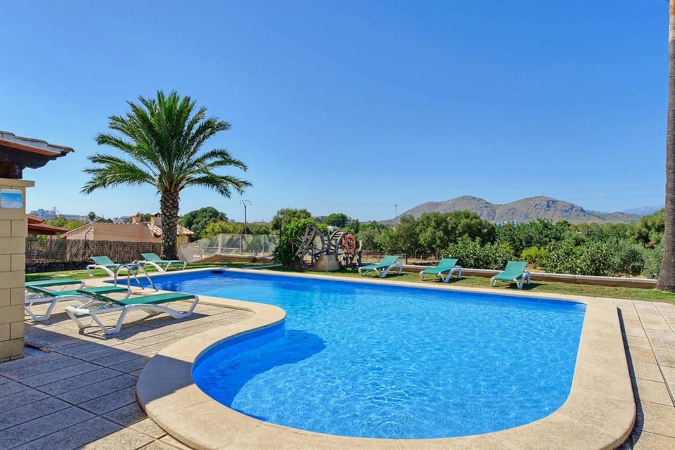 Swimming pool, sunbed