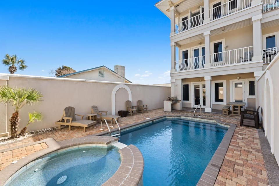 Property building, Patio, Day, Balcony/Terrace, Pool view, Swimming pool, sunbed