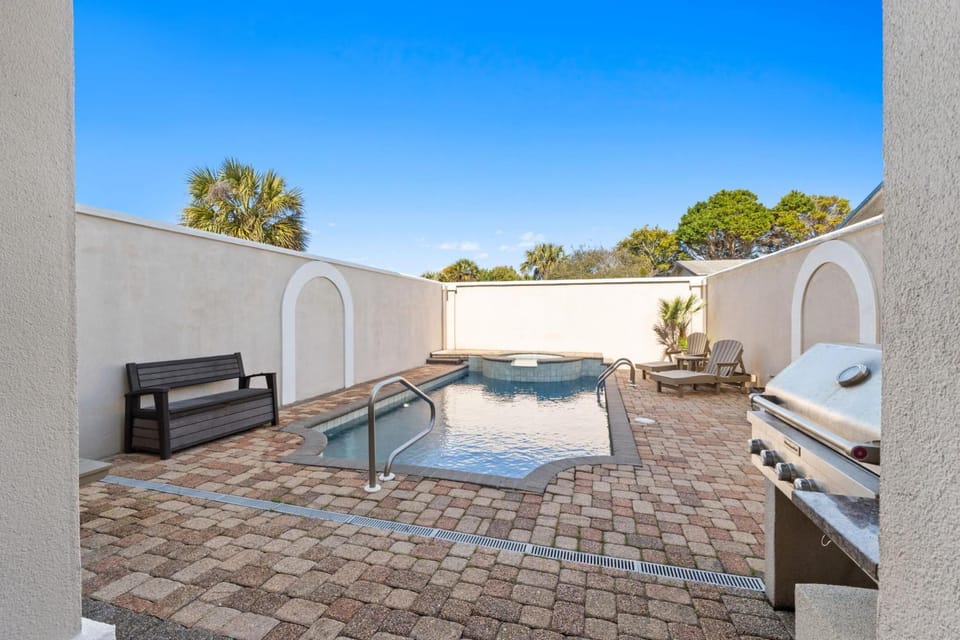 Patio, Day, Natural landscape, BBQ facilities, Pool view, Swimming pool, sunbed