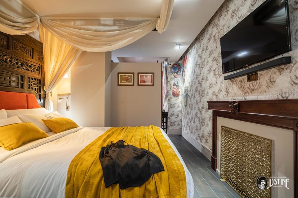 Bed, TV and multimedia, Bedroom
