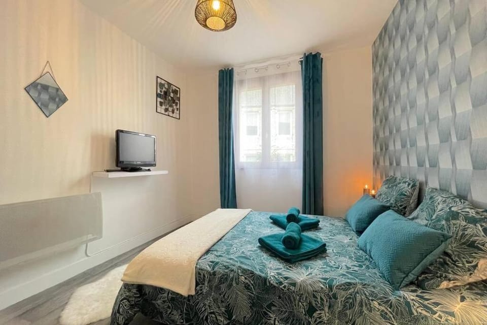 Bed, TV and multimedia, Photo of the whole room, towels