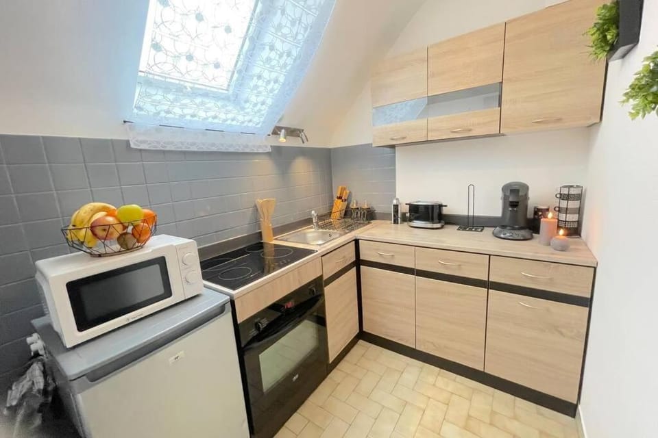 Coffee/tea facilities, Kitchen or kitchenette, oven, stove, toaster